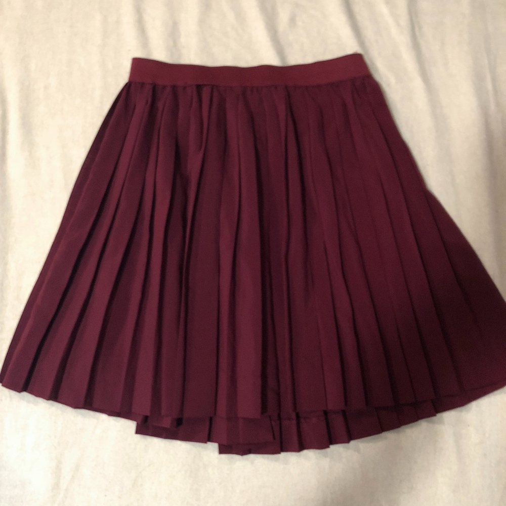 🌷spring vibes🌷 H&M Pleated Burgundy Skirt